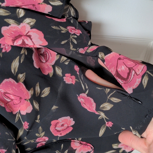 Dynamite Flower Blouse in XS - Picture 3 of 7
